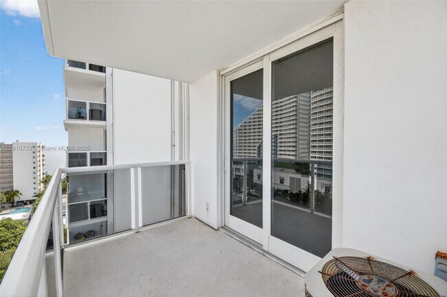 Building Photo - 336 N Birch Rd