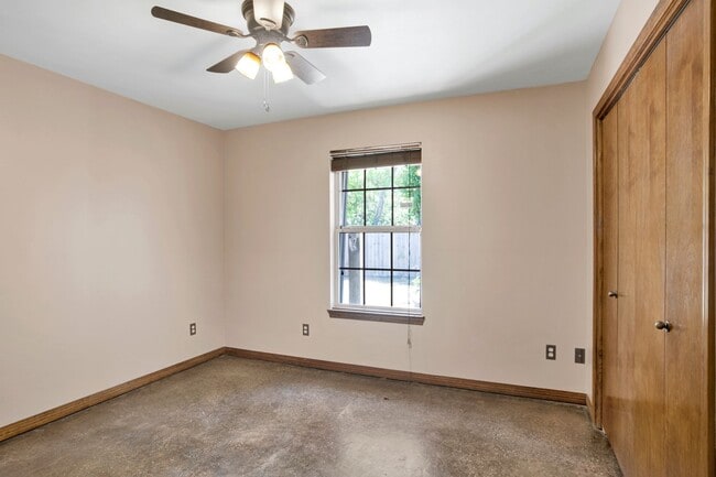 Building Photo - Well-Maintained Home with 2-Car Garage & Screened Back Porch in Central Location