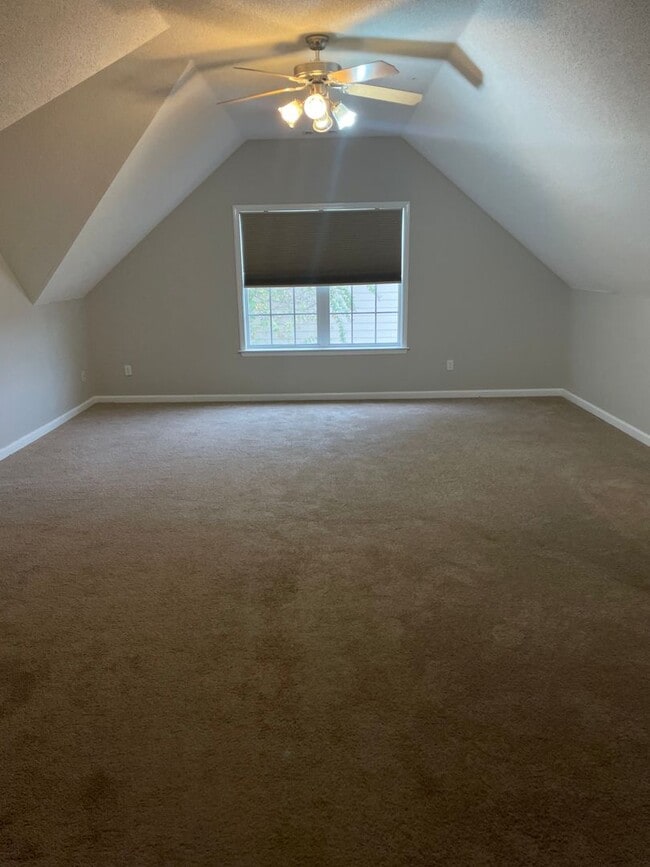 Building Photo - 4BR w/ Fenced Backyard + Garage in Lakeland