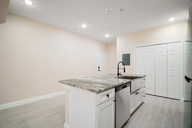 Building Photo - Luxury 2 Bed 2 Bath, Downtown Eustis Full ...