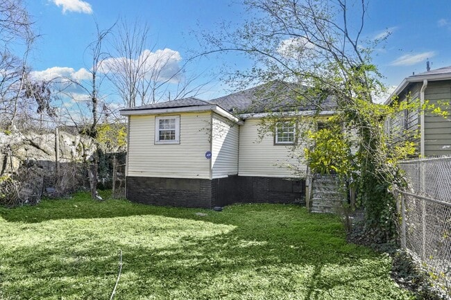 Building Photo - For Rent West Side $ 1675.00   3 bedroom/2...