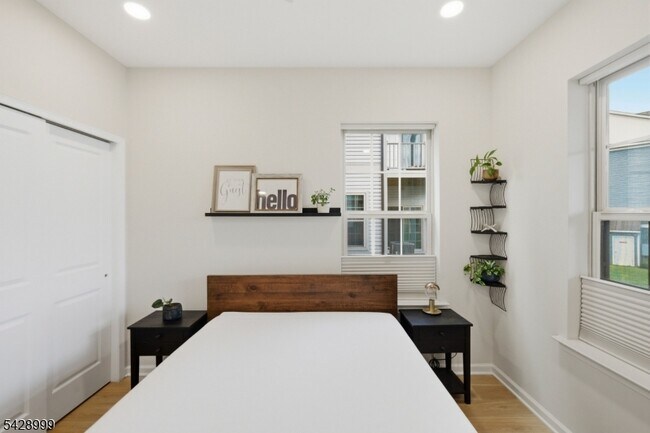 Building Photo - 19 Dahlia Dr