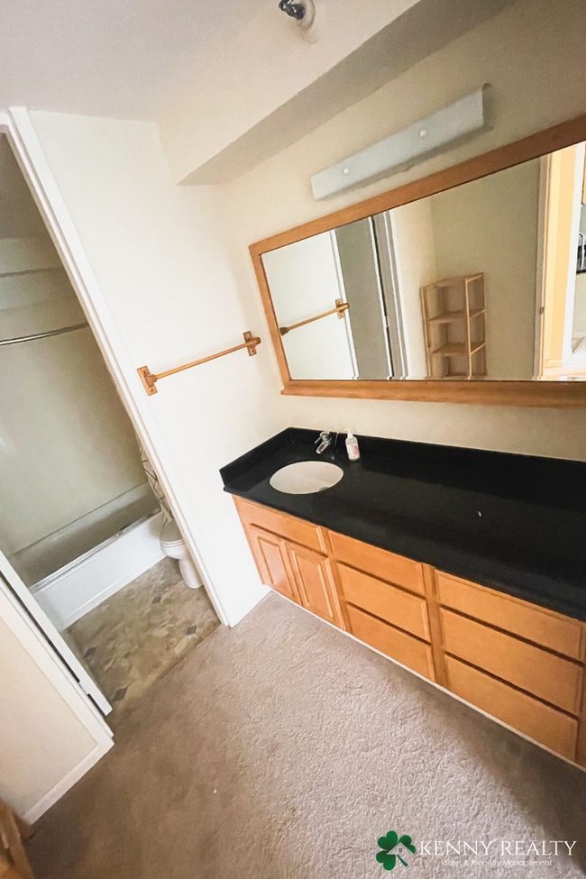 Building Photo - Top Floor One Bedroom - Easy Access to Garage Parking + Great Amenities