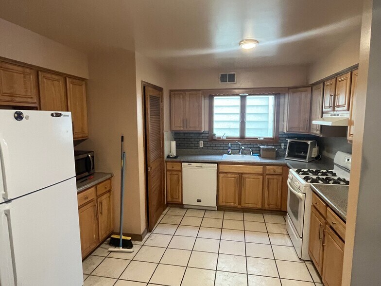 Building Photo - 64 Rome St