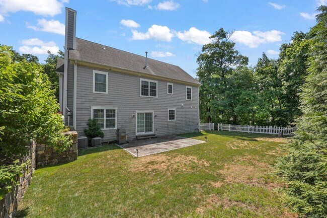 Building Photo - 551 River Rd