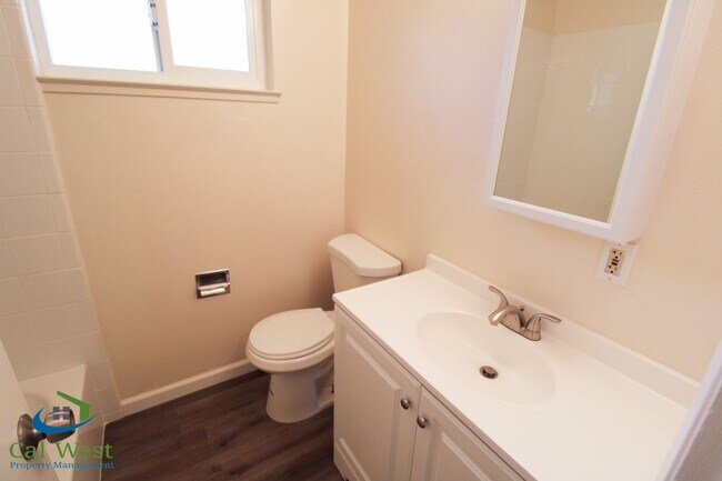 Building Photo - $2495 - 2 Bed 1.5 Remodeled 2 Story Towhn Home Near Keily and Saratoga