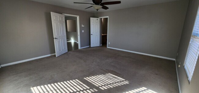 Building Photo - Lone Mountain Heights Luxury Living! 1st-m...