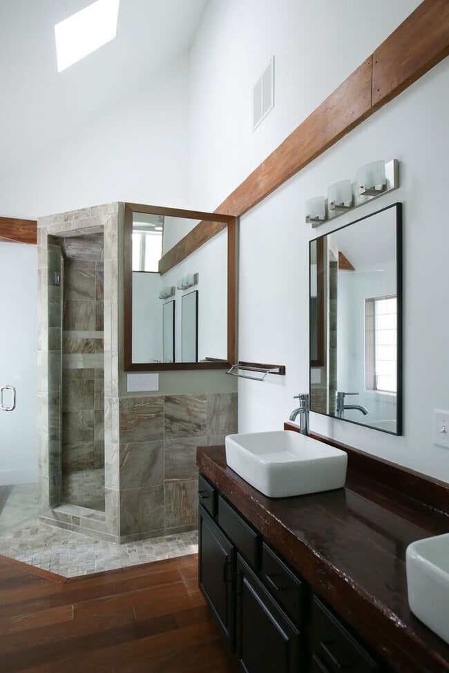 Building Photo - Available 6/15. Stunning, Fully-Rennovated...