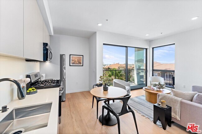 Building Photo - 904 S New Hampshire Ave