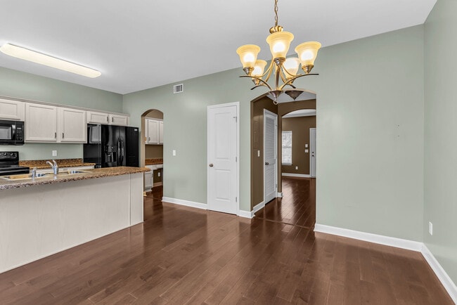 Building Photo - 553 Rosedale Ave