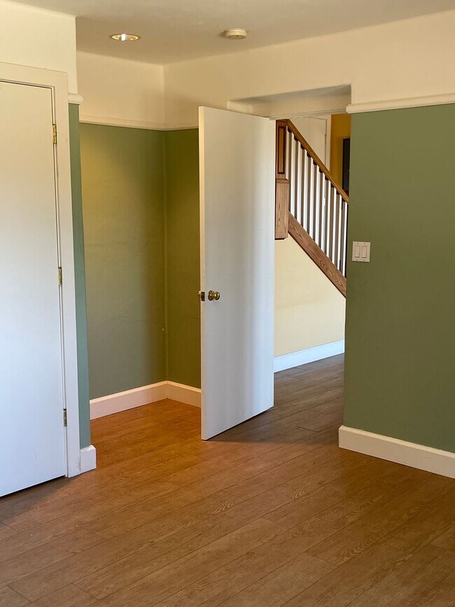 Building Photo - Spacious hilltop home, cul de sac location, fabulous views, Excellent Palo Alto Schools!