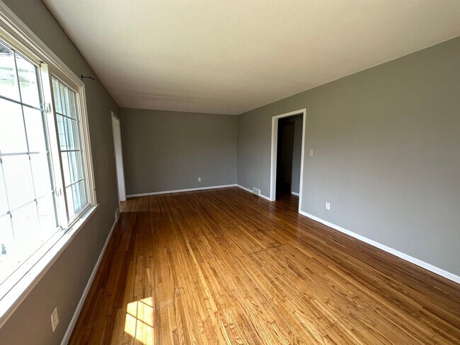 Building Photo - Spacious 4 bedroom  bathroom stand-alone home.