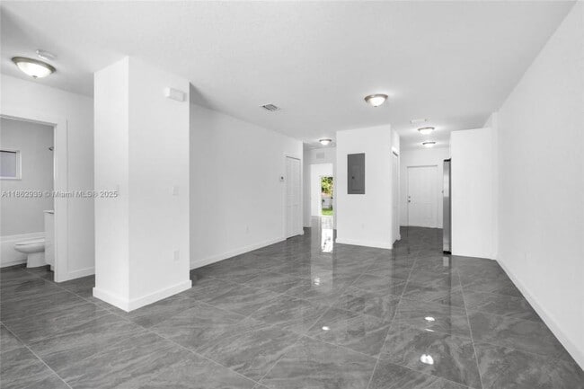 Building Photo - 3 bedroom in Miami FL 33142