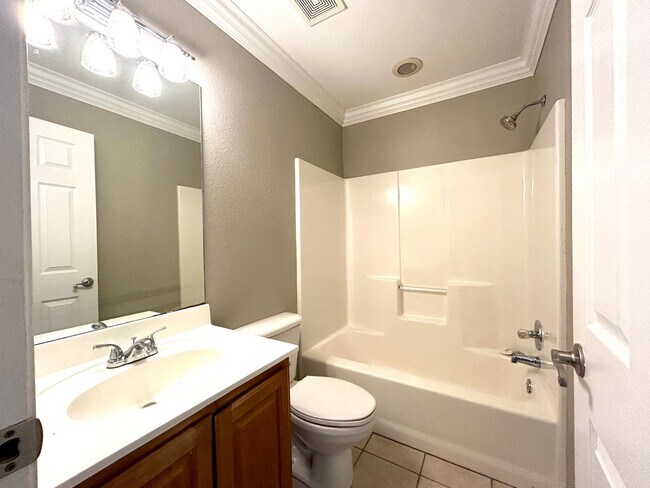 Building Photo - Spacious 3 bed 2 bath Single Family with a Large Fenced Backyard!