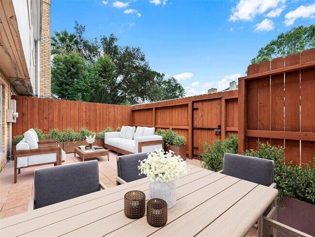 Building Photo - 10305 Briar Forest Dr