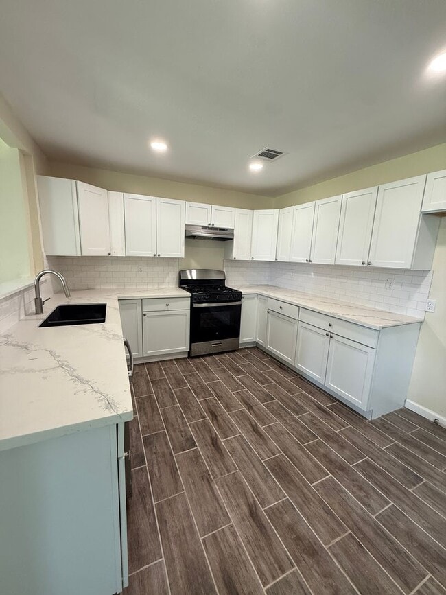 Building Photo - 4 bed 2 bath Southern Hills