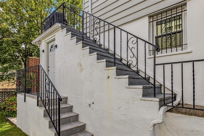 Building Photo - 2 Bryn Mawr Pl
