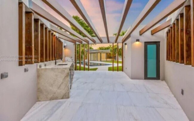 Building Photo - 223 S Shore Dr