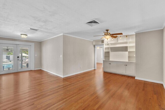 Building Photo - 1527 Mayo St