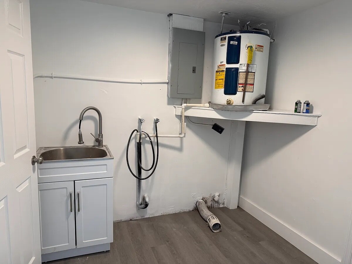 Building Photo - 6441 Woodland Ln