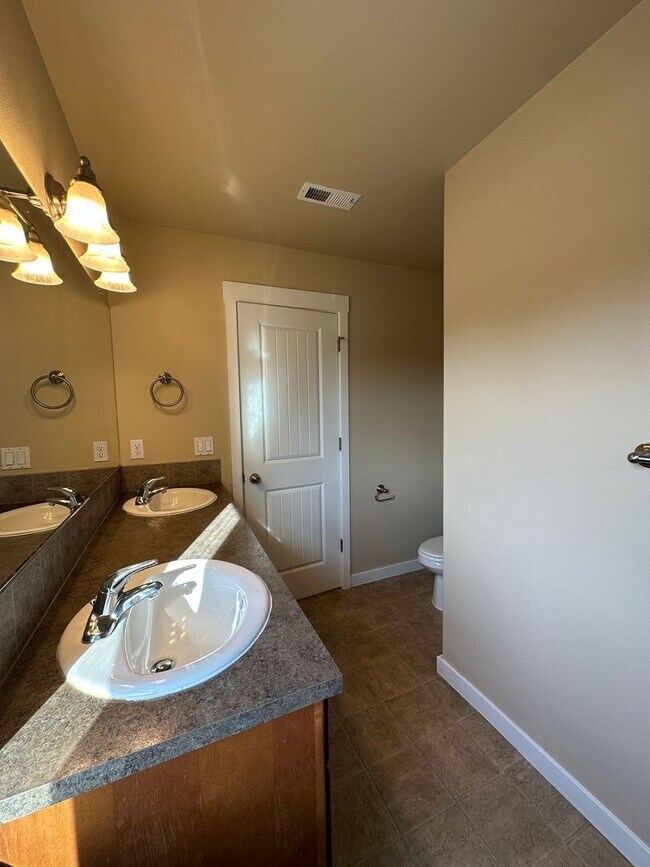 Building Photo - MOVE IN SPECIAL!  Remodeled 3 Bedroom / 2.5 Bathroom Home Southwest Redmond