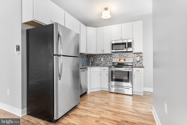 Building Photo - 200 W 10th St