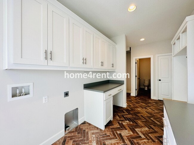 Building Photo - Exceptional Olathe Home in the Cedar Creek Subdivision w/ Wood Floors and a Finished Basment!