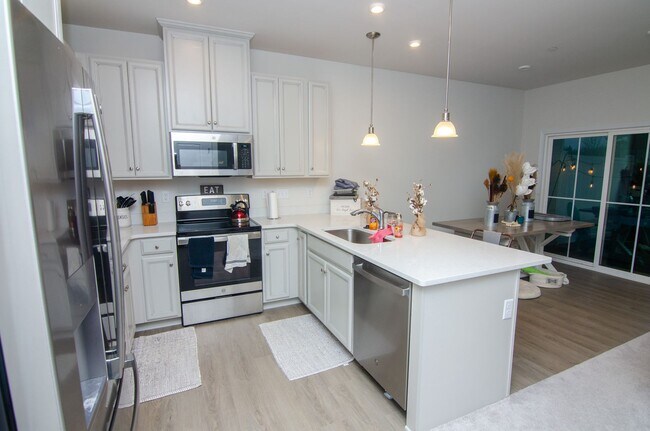 Building Photo - Beautiful, new build in quiet neighborhood