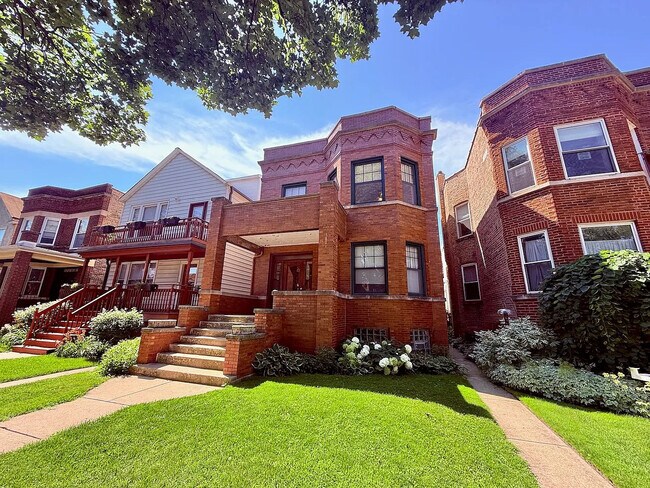 Building Photo - 2535 W Eastwood Ave