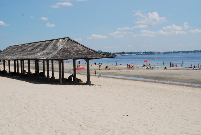 Building Photo - 141 Davis Ave