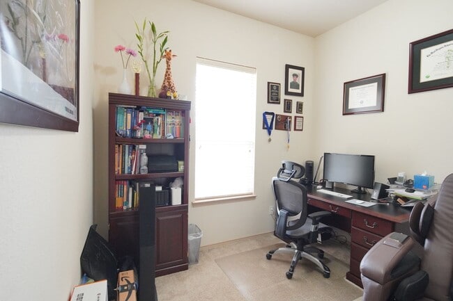 Building Photo - Spacious and well-maintained home located in the established community of Arlington!