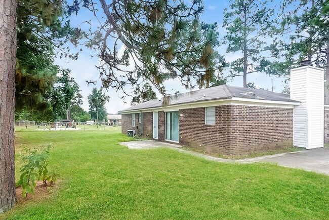 Building Photo - Beautiful 3 Bedroom Brick Ranch Home