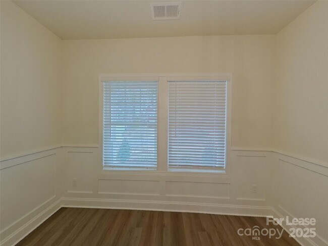 Building Photo - 176 Queenshall Rd