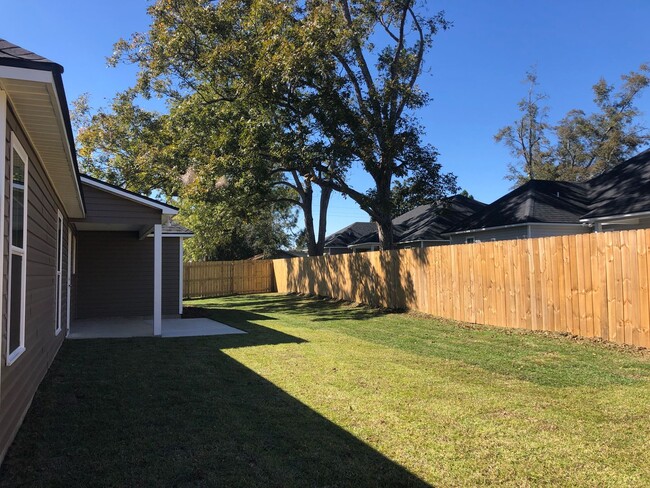 Building Photo - Charming 4-Bedroom Home with Fenced Yard &...