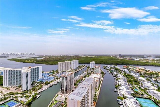 Building Photo - 16001 Collins Ave
