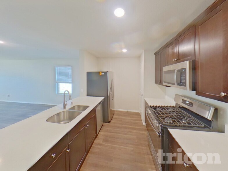 Building Photo - 746 Bayonet St