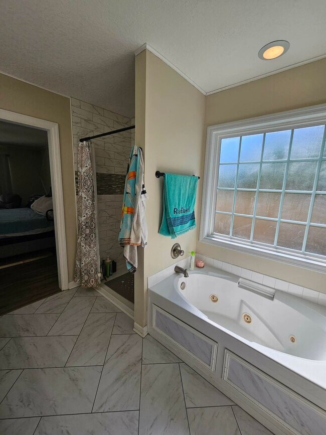 Building Photo - Nicely Updated 5 Bedroom Home!