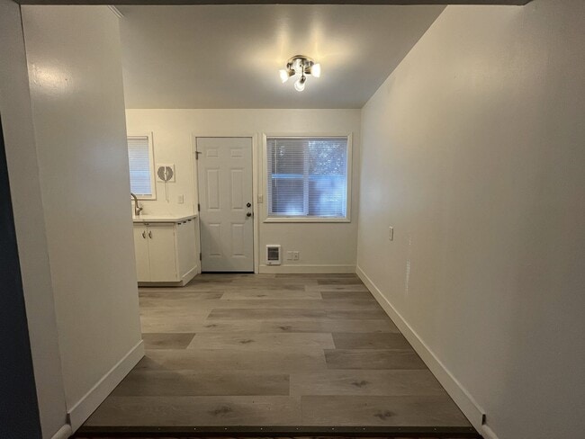 Building Photo - Cozy 1-Bedroom Apartment with Natural Light & Outdoor Living-Single level, feels more like a home...