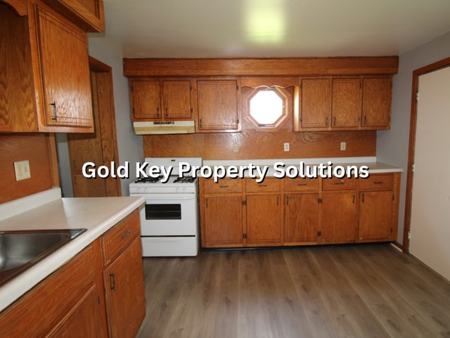 Building Photo - 3 BR 1.5 BA House with Garage and Central ...