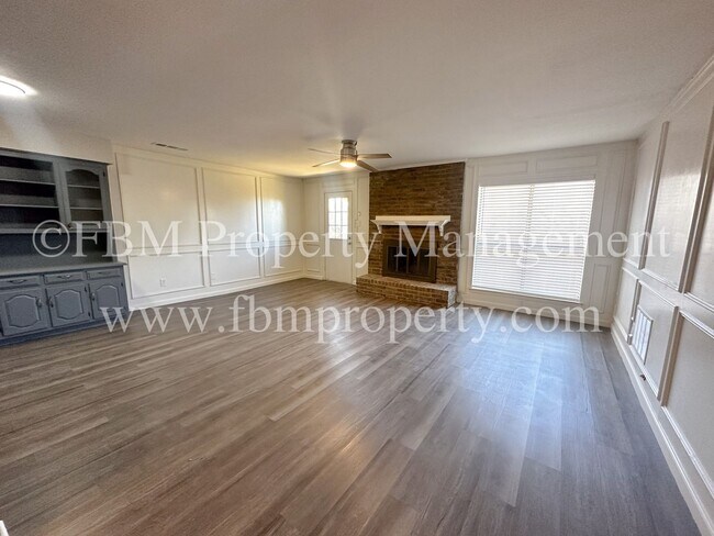 Building Photo - 801 S Wood St