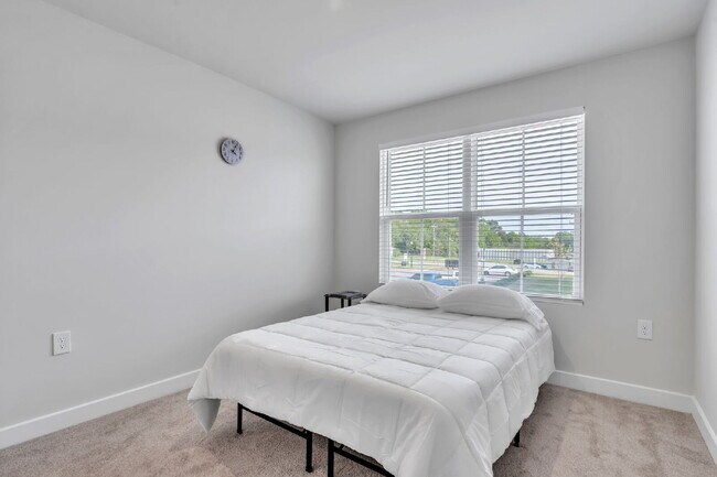 Building Photo - Modern Comfort: 3 Bed, 2.5 Bath Townhome + Primary on Main $2,050/mo rent