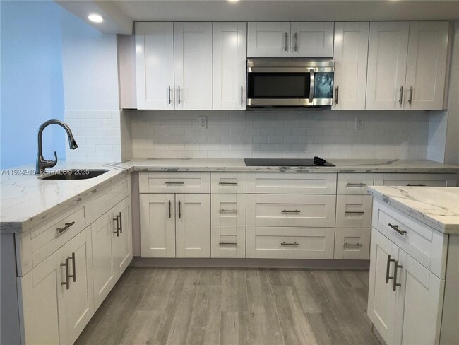 Building Photo - 905 Brickell Bay Dr