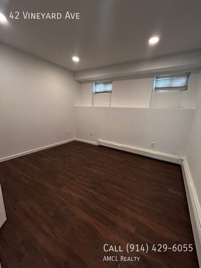 Building Photo - 42 Vineyard Ave