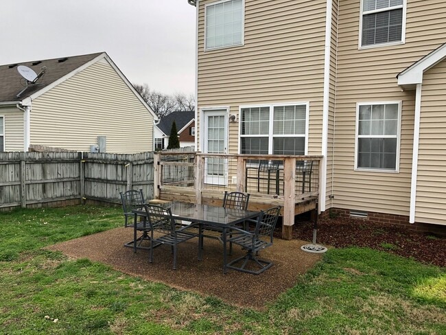 Building Photo - 1132 Summerville Cir