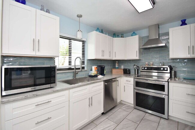 Building Photo - Absolutely adorable 3 bedrooms 2 bath Cana...