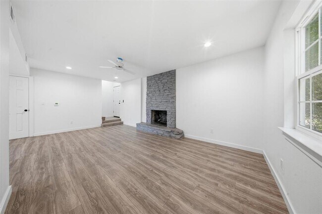 Building Photo - 5005 Cottonwood Cir