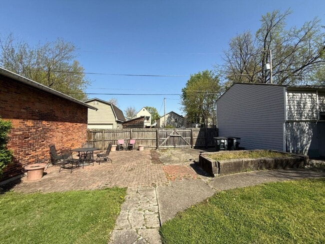 Building Photo - 1603 E Oak St