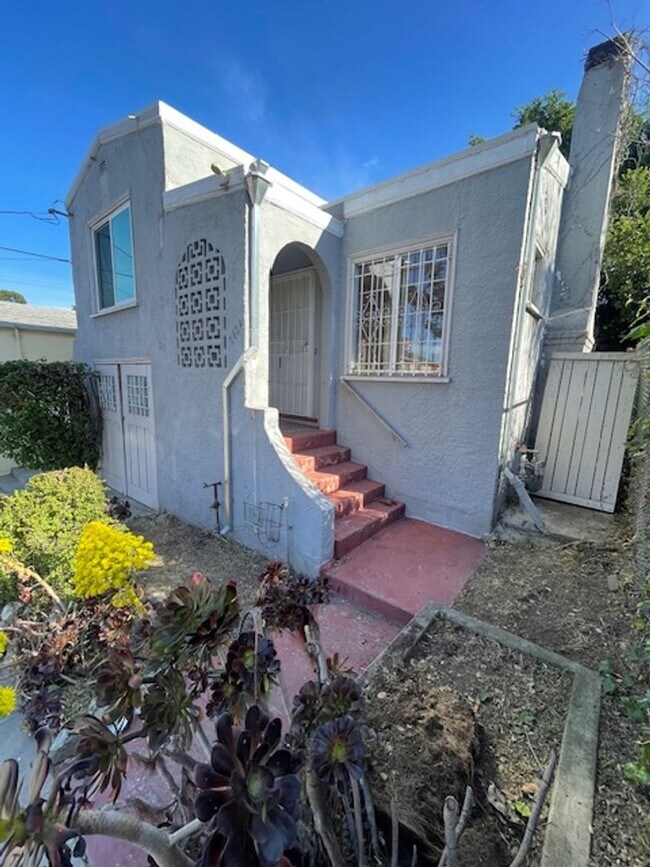 Building Photo - Great House in Oakland! 2 Beds, 1 Bath