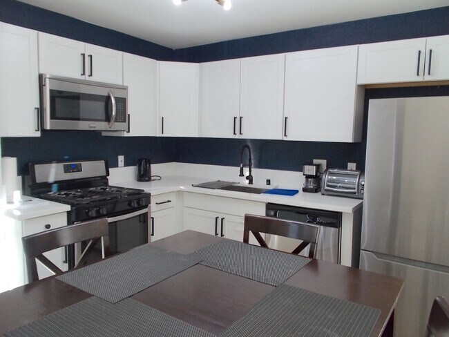 Building Photo - Beautifully Furnished 2-Bedroom 2-Bath Tow...