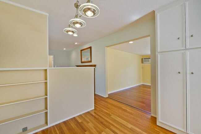 Building Photo - Awesome Home Located in a Quiet Tree Line ...